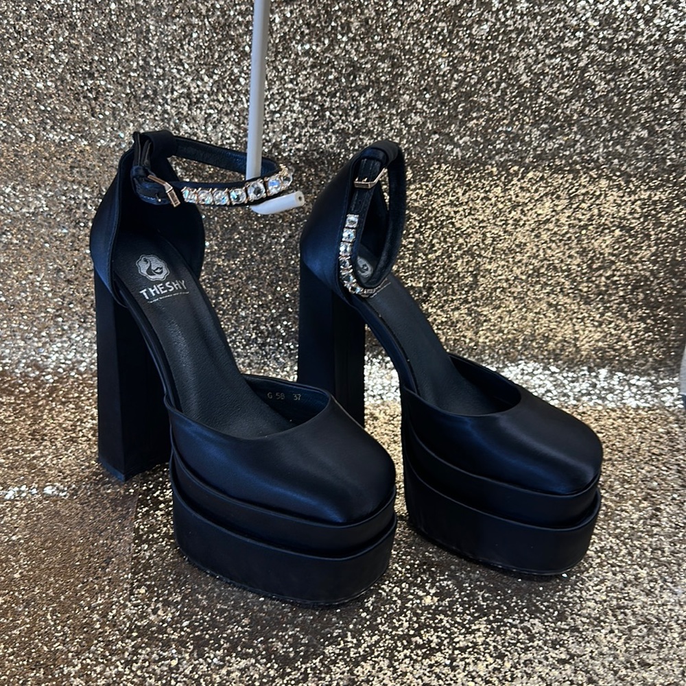 Black highheel